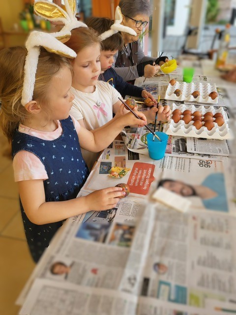 Kinder bemalen Eier