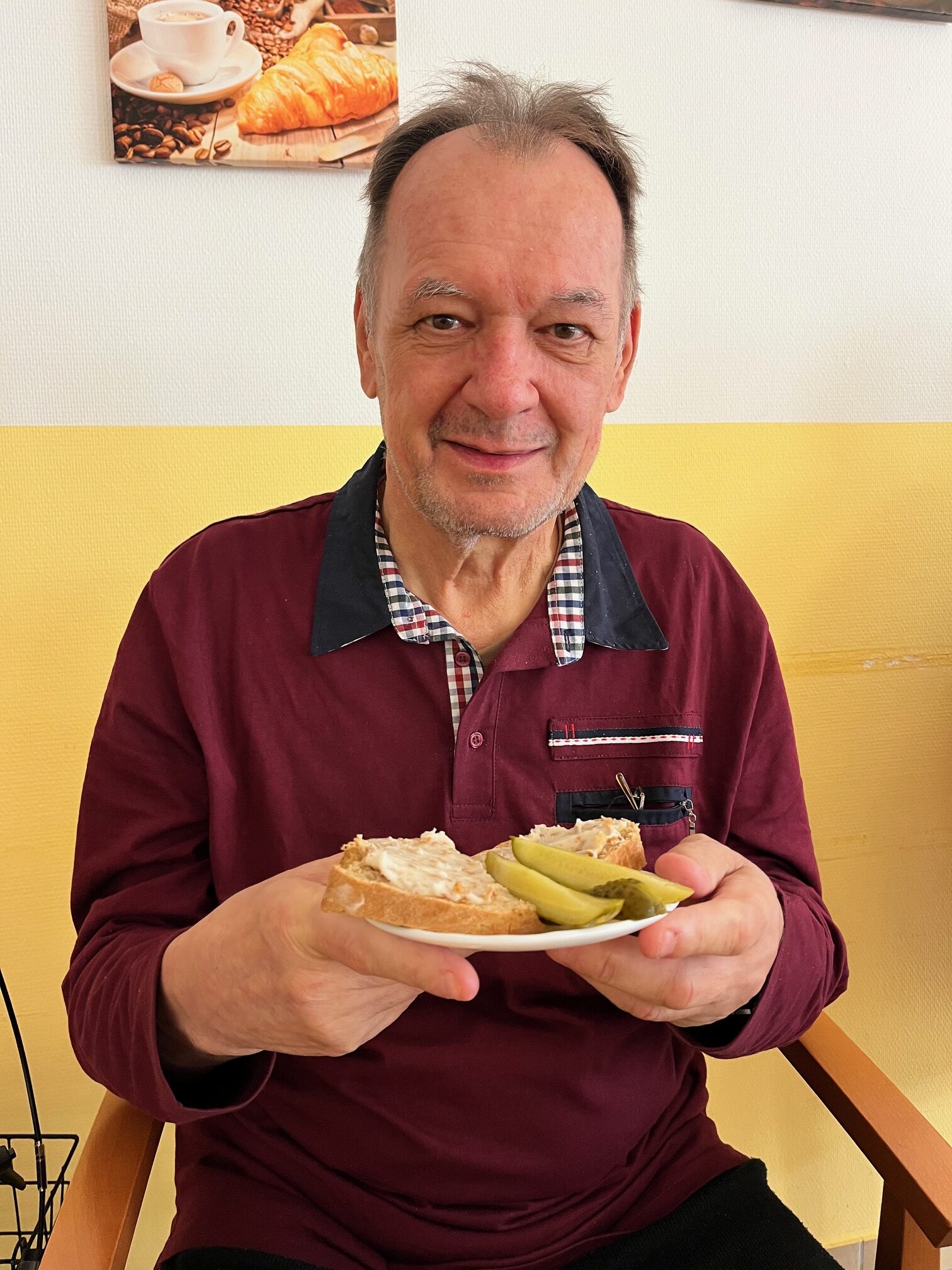 ein Bewohner mit frischem belegtem Brot und Gurken