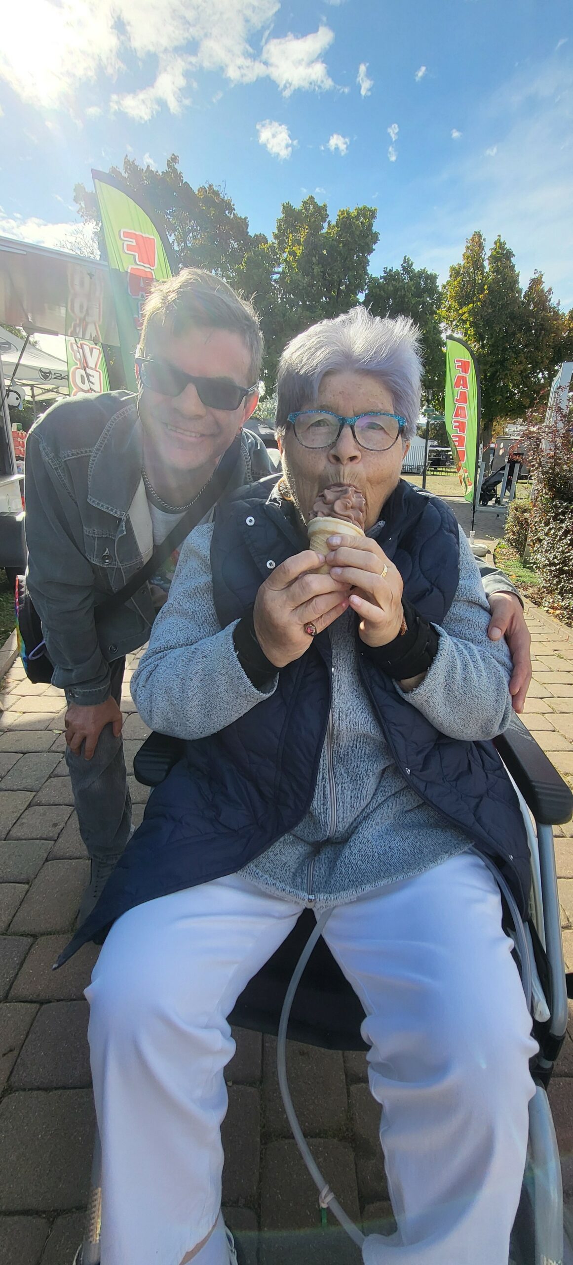 eine Bewohnerin isst ein Eis