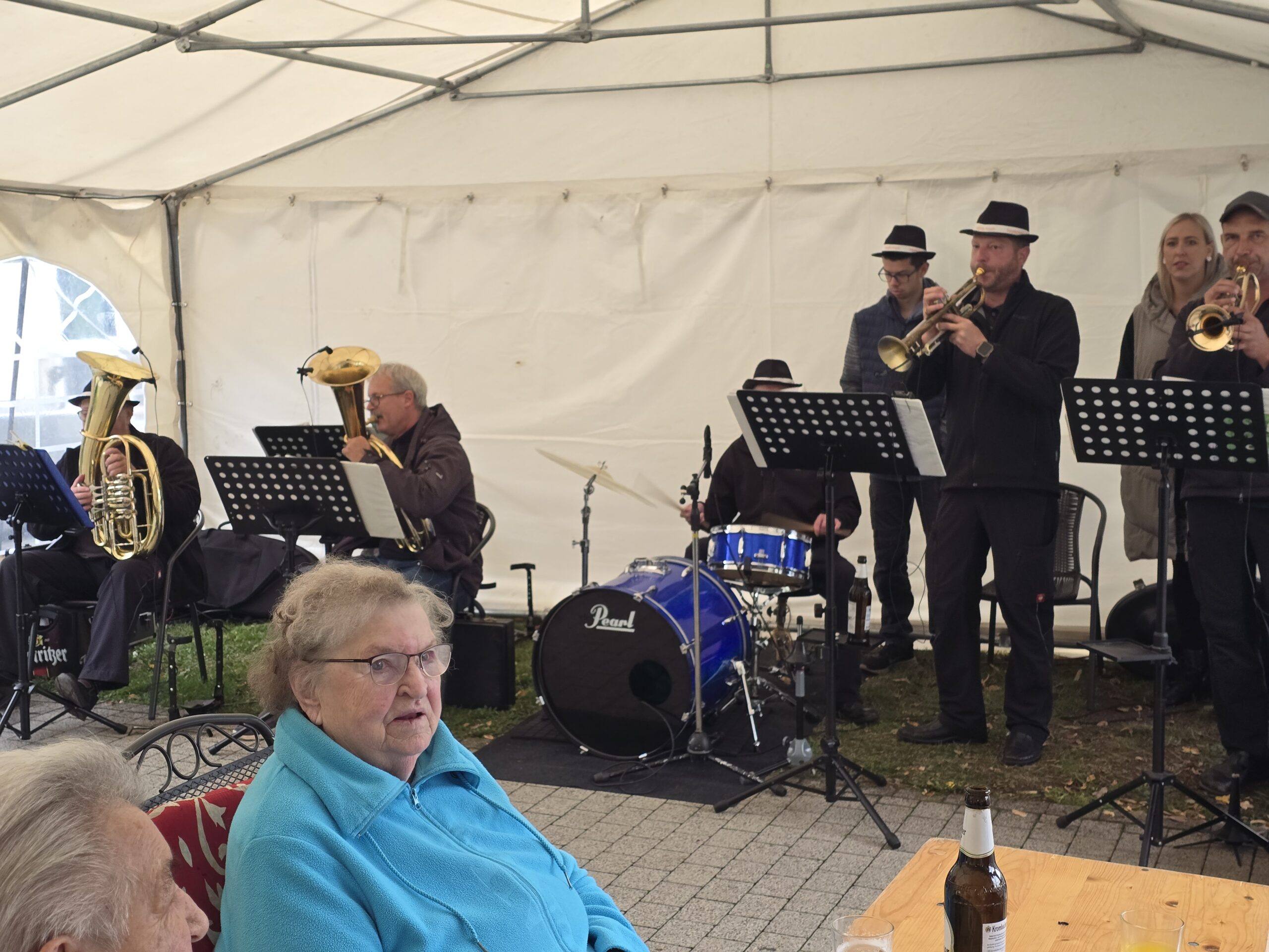 die Blaskapelle spielt ihre Lieder