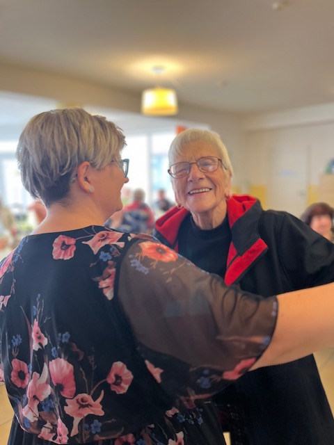 zwei tanzende Frauen