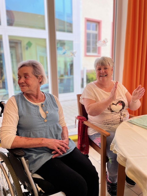 zwei Bewohnerinnen freuen sich